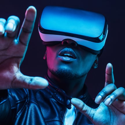 un homme portant des lunettes de réalité virtuelle